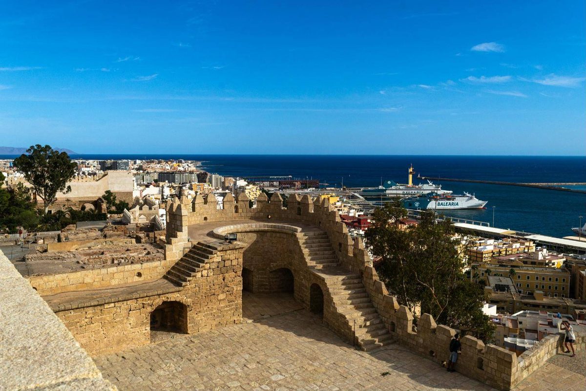 Vista de Almería desde la Alcazaba con el puerto y el mar