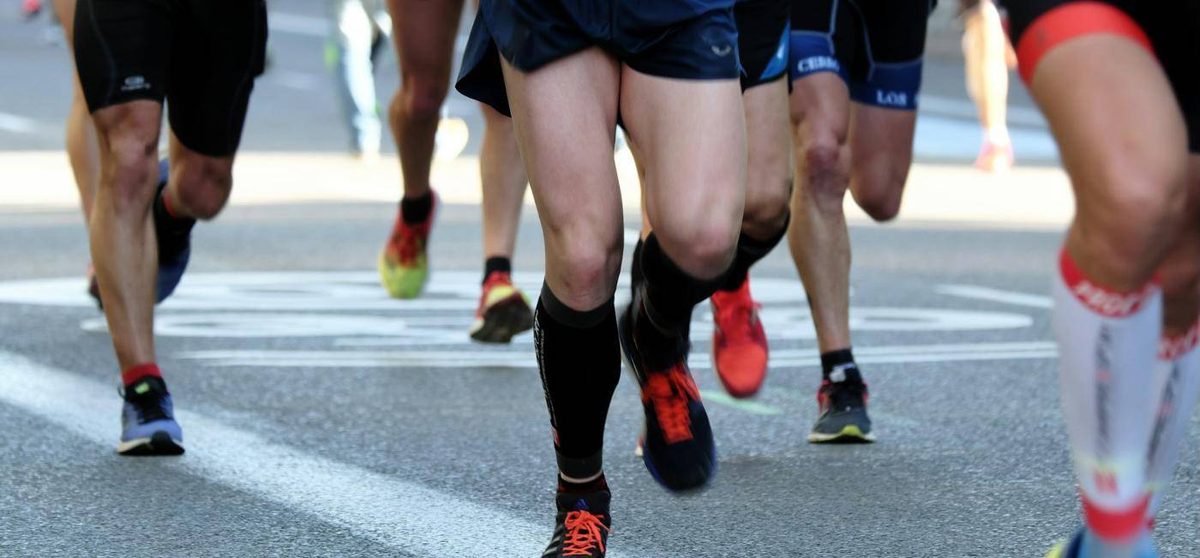 Corredores en una carrera popular por asfalto