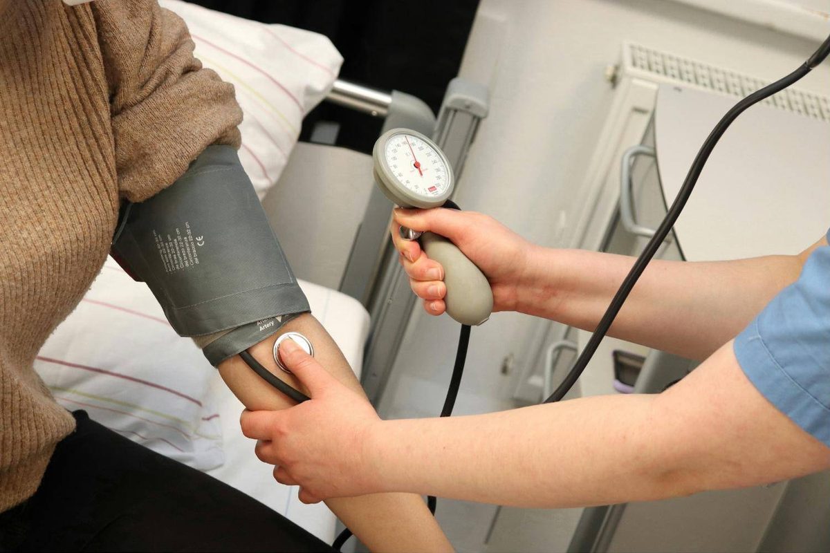 Toma de tensión arterial durante un reconocimiento médico